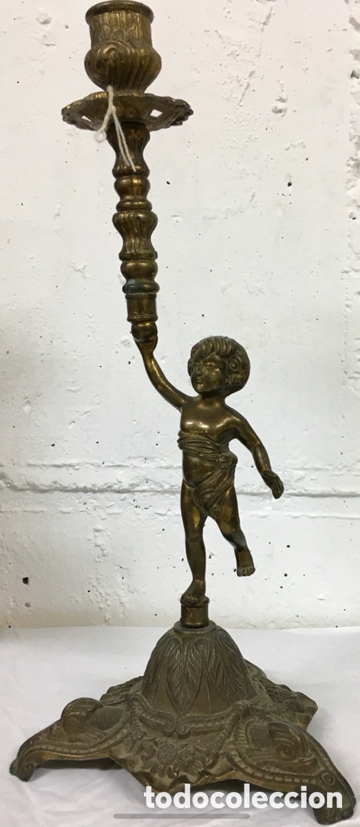 Antig&uuml;edades: Candelabro. Con figura de ni&ntilde;o. Bronce. Mid-Century.