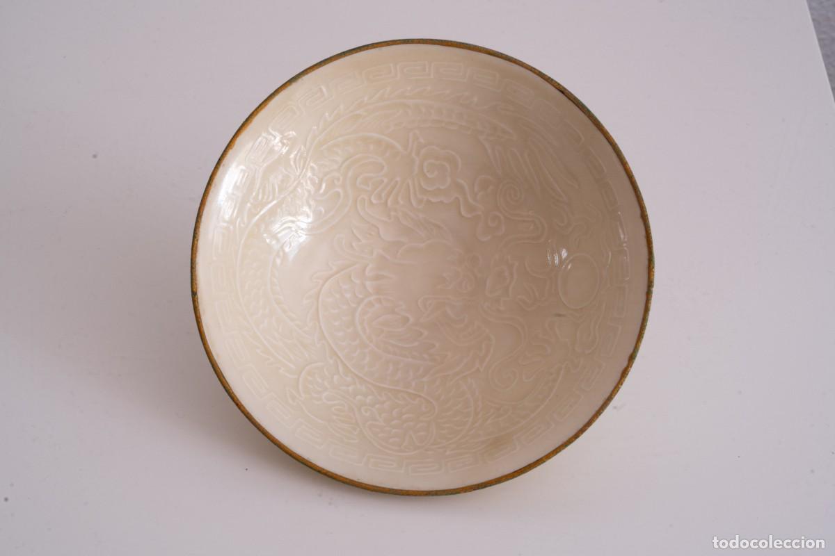 Antig&uuml;edades: Cuenco de porcelana blanca con drag&oacute;n, horno Ding, Song del Norte (960-1127)