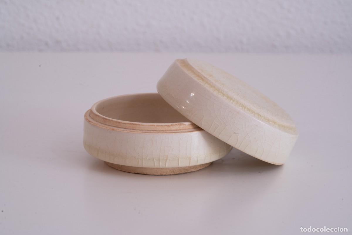 Antig&uuml;edades: Cajita para cosm&eacute;ticos de porcelana blanca, dinast&iacute;a Sui, China (581-618 d. C.)