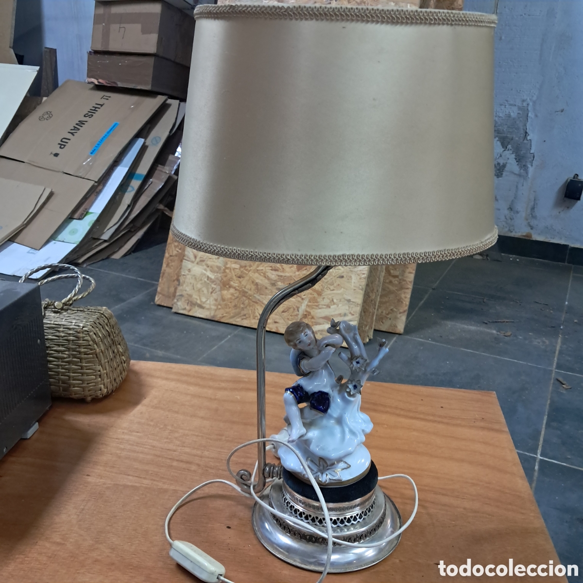 Antig&uuml;edades: L&aacute;mpara mesita figura porcelana esmaltada Manises