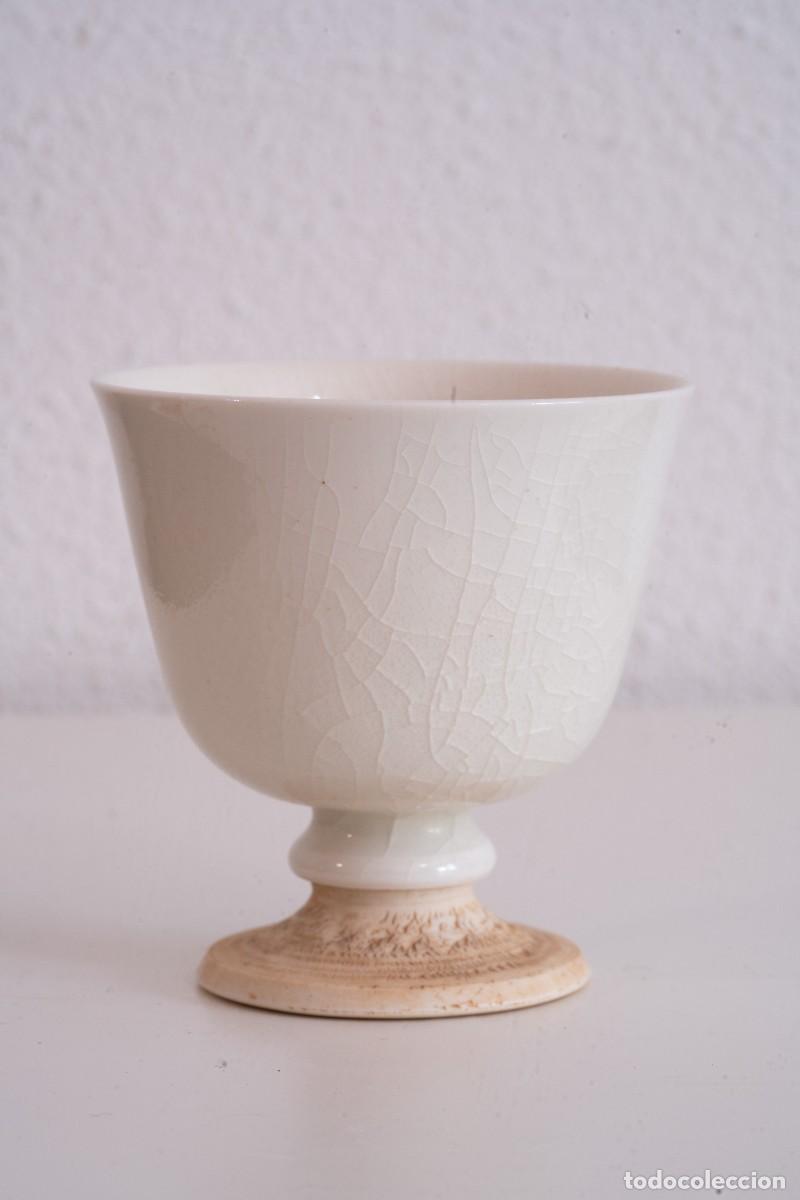 Antig&uuml;edades: Taza de porcelana blanca, dinast&iacute;a Sui, China (581-618 d. C.)