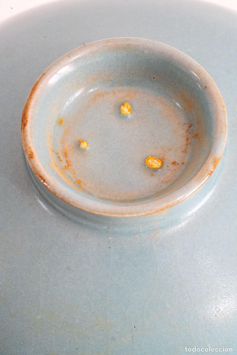 Antig&uuml;edades: Taza con esmalte azul celaje del horno Ru de Duandian, dinast&iacute;a Song, China (960-1279 d. ）