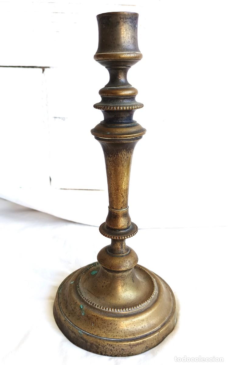 Antig&uuml;edades: Antiguo candelero de lat&oacute;n/bronce dorado, siglo XIX &ndash; Fuste torneado con decoraci&oacute;n de cuentas