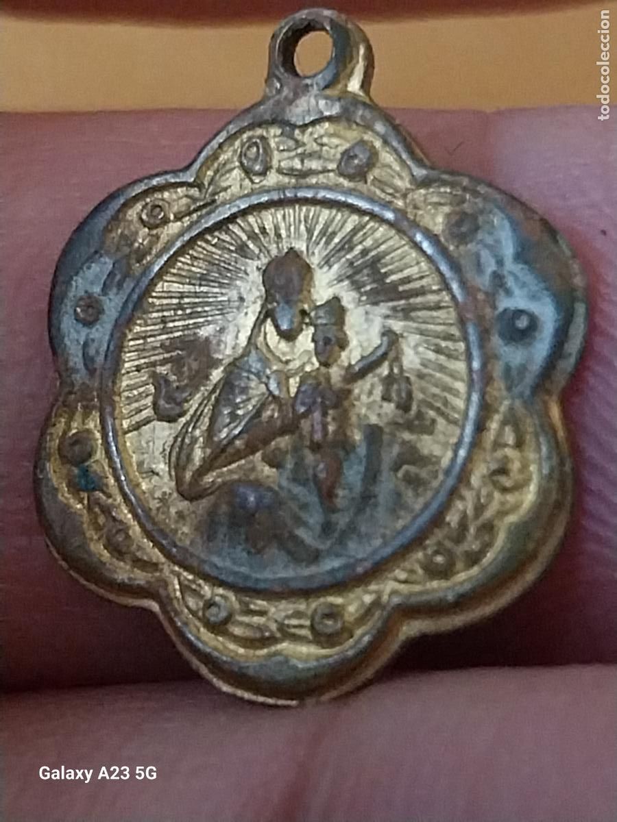 Antig&uuml;edades: VIRGEN DEL CARMEN CON NI&Ntilde;O MEDALLA DORADA MUY SOBADA ANTIGUA 1.9CMS ALTO