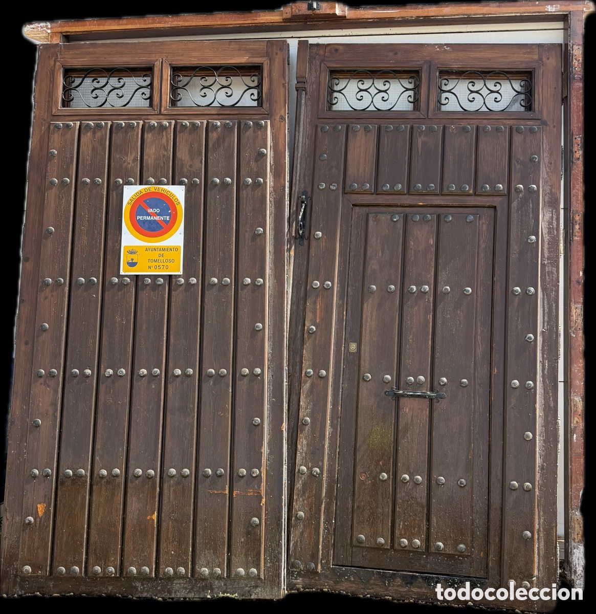 Antig&uuml;edades: Puerta de calle de dos hojas con marco de estilo modernista