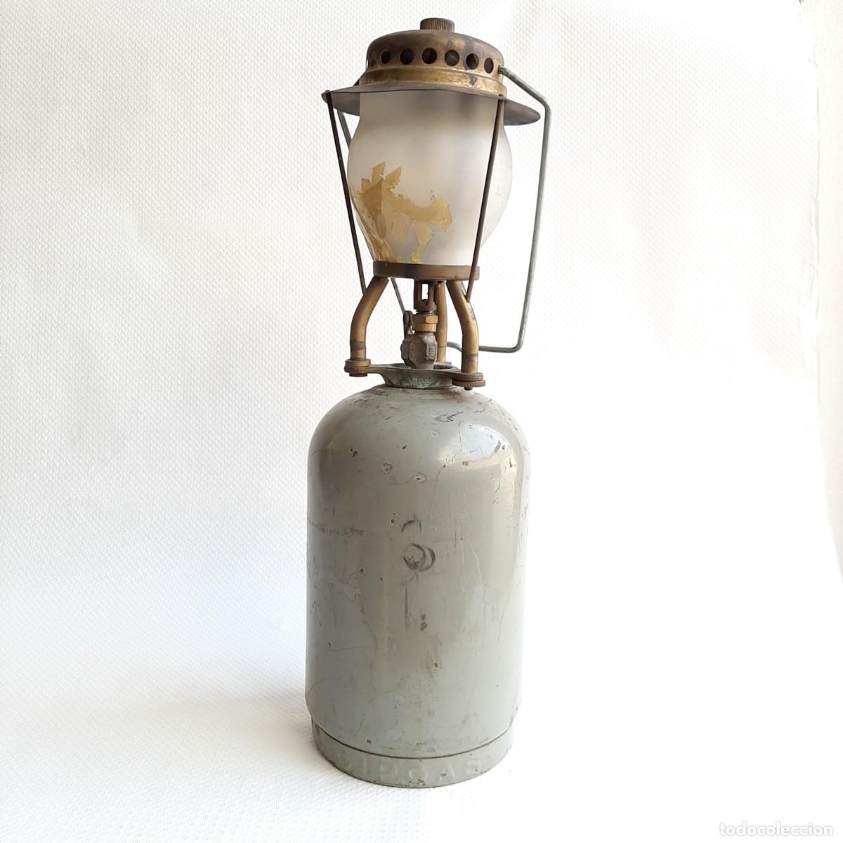 Antig&uuml;edades: Lampada portatile ad acetilene con contenitore metallico e maniglia per il trasporto