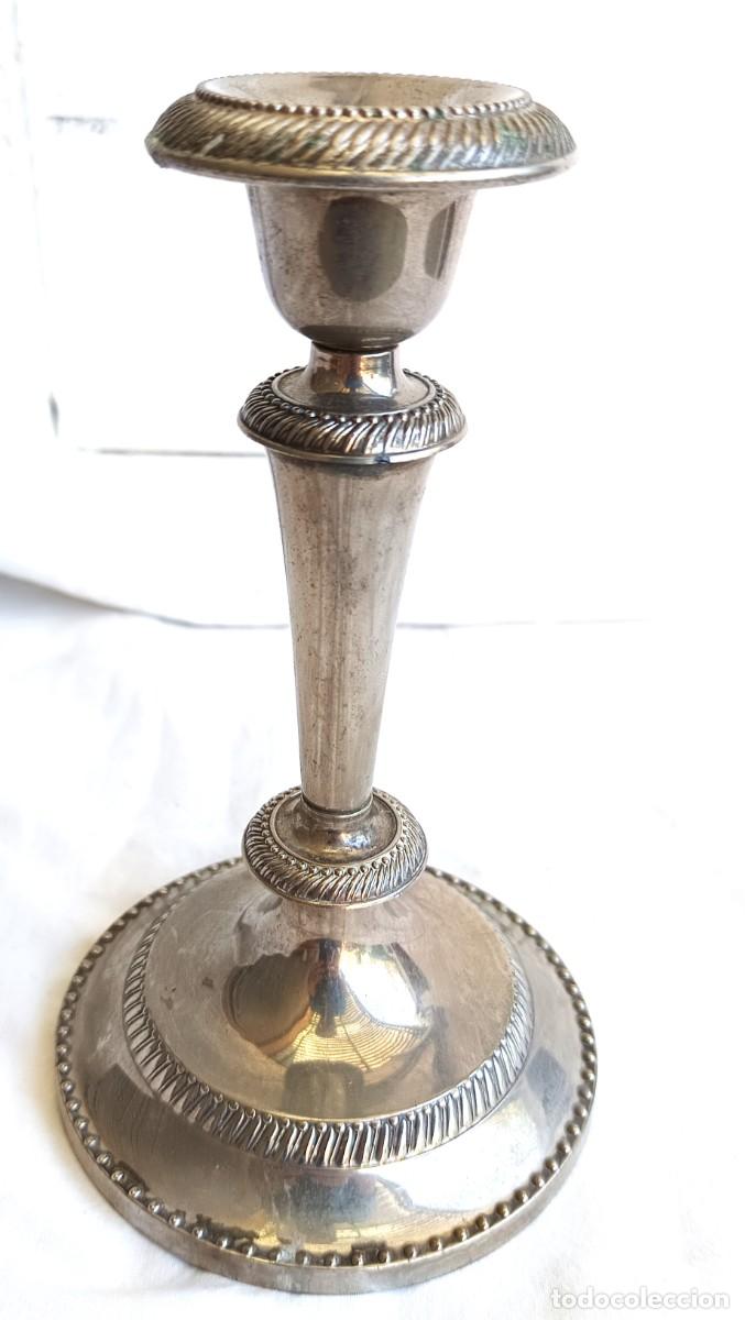 Antig&uuml;edades: Candelero de lat&oacute;n fundido con base de terciopelo - Principios del SXX. Francia. Plateado
