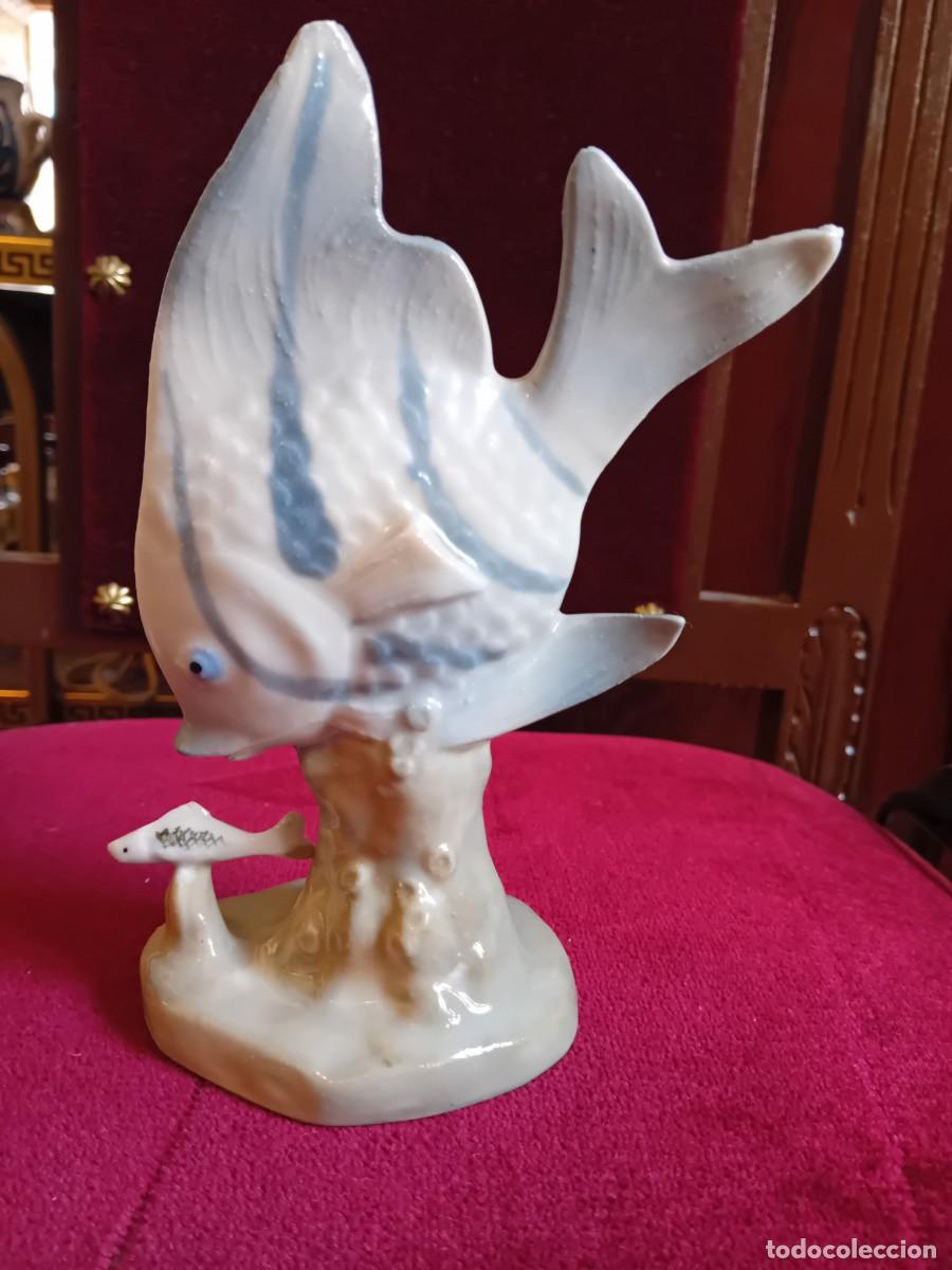 Antig&uuml;edades: Peces porcelana de Alcora por debajo una A.