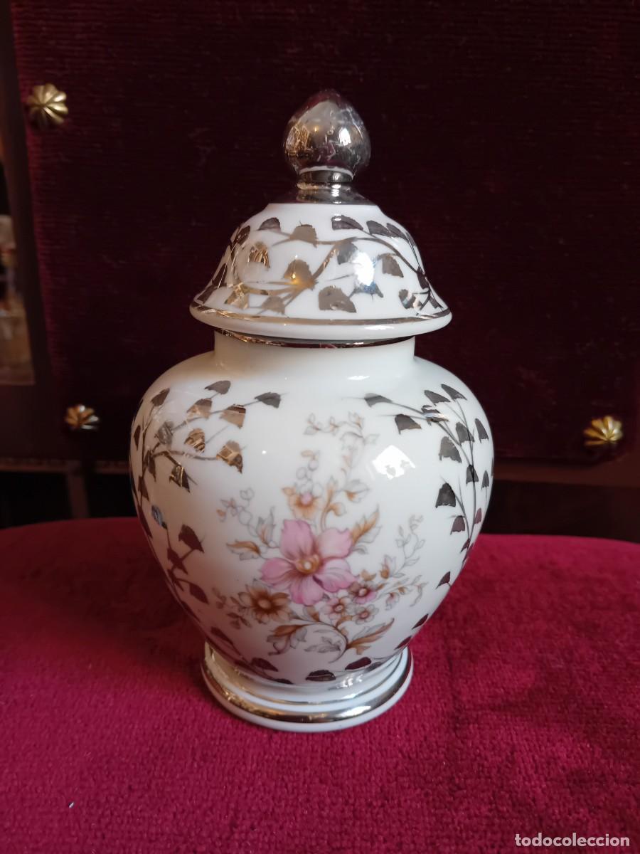 Antig&uuml;edades: Jarr&oacute;n de porcelana decorado con flores y hojas en color de plata, mediados del siglo XX.
