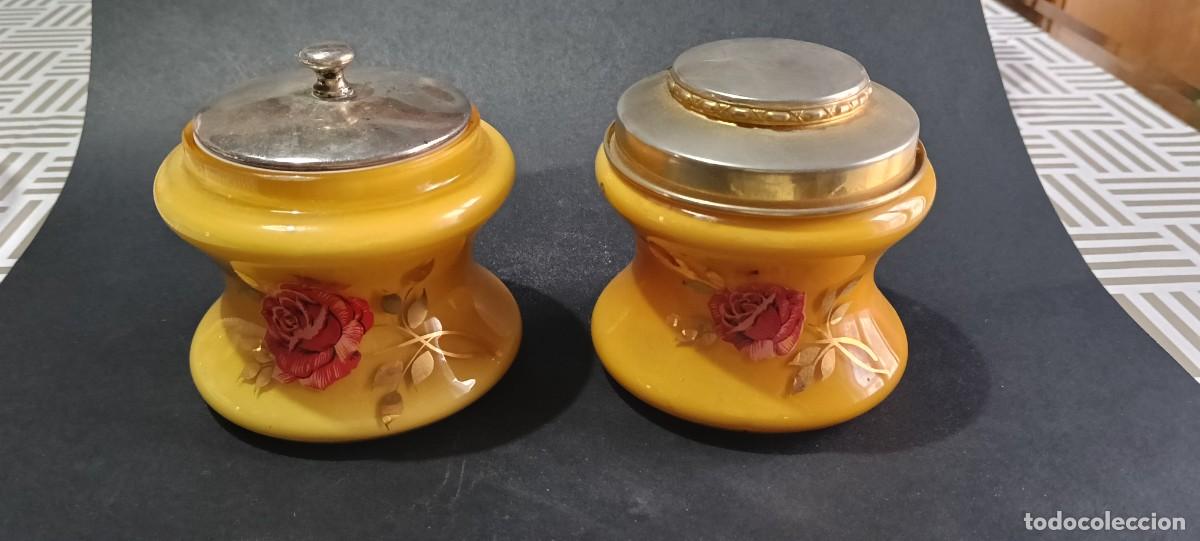 Antig&uuml;edades: Pareja de polveras / tarros de tocador antiguos en cristal opalino amarillo con decoraci&oacute;n floral y