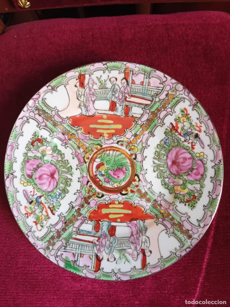 Antig&uuml;edades: Plato de Cant&oacute;n familia rosa mediados del siglo XX, con sello por debajo