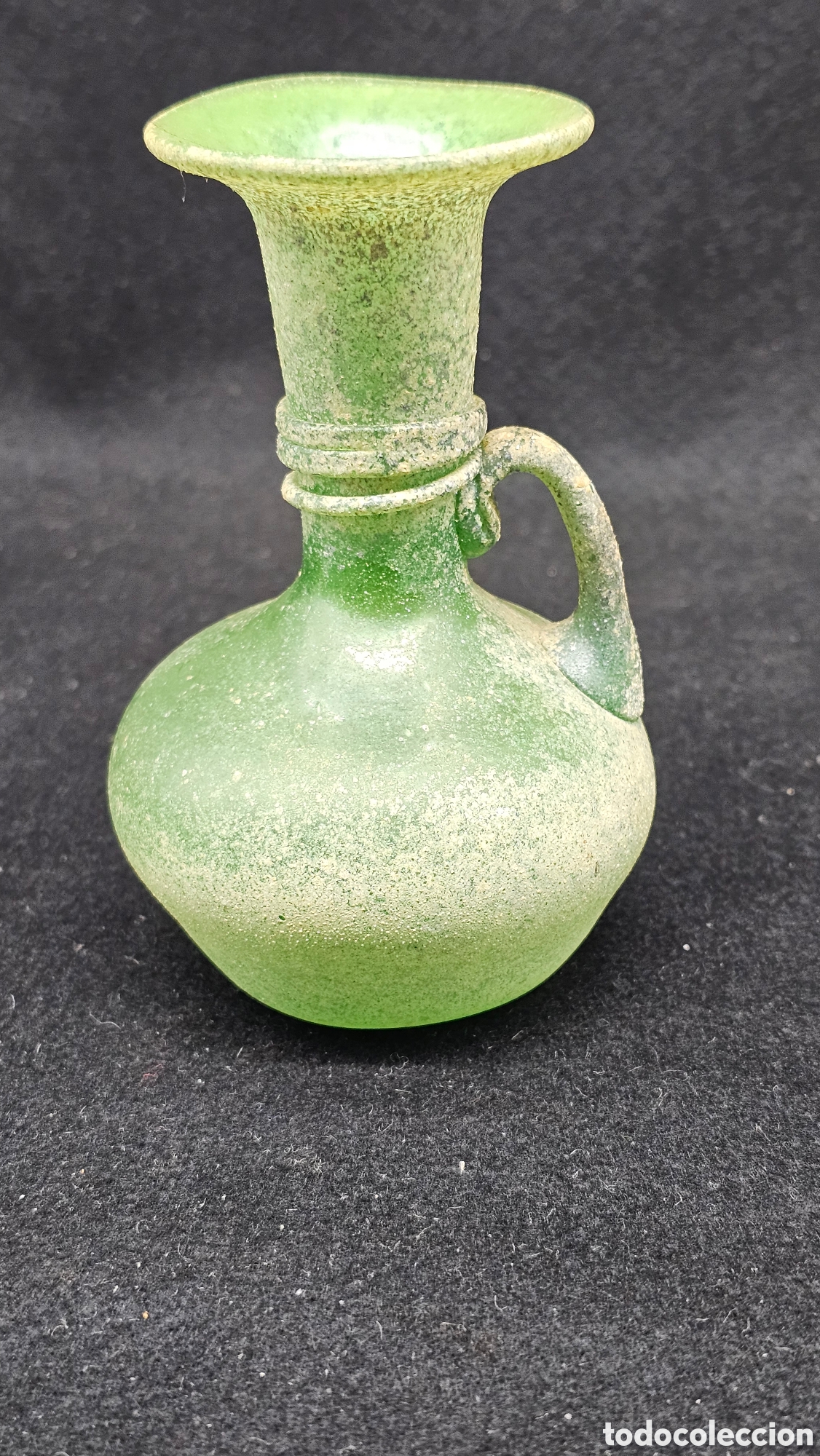 Antig&uuml;edades: jarr&oacute;n de estilo romano en cristal verde con t&eacute;cnica scavo