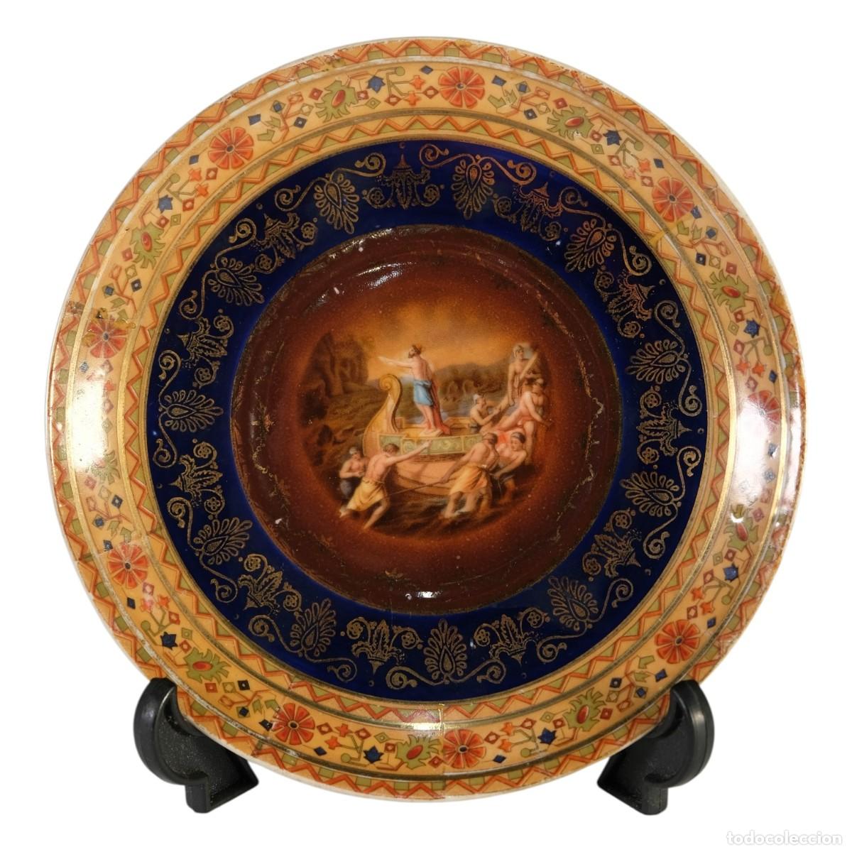 Antig&uuml;edades: Plato checo en porcelana iluminado y dorado.