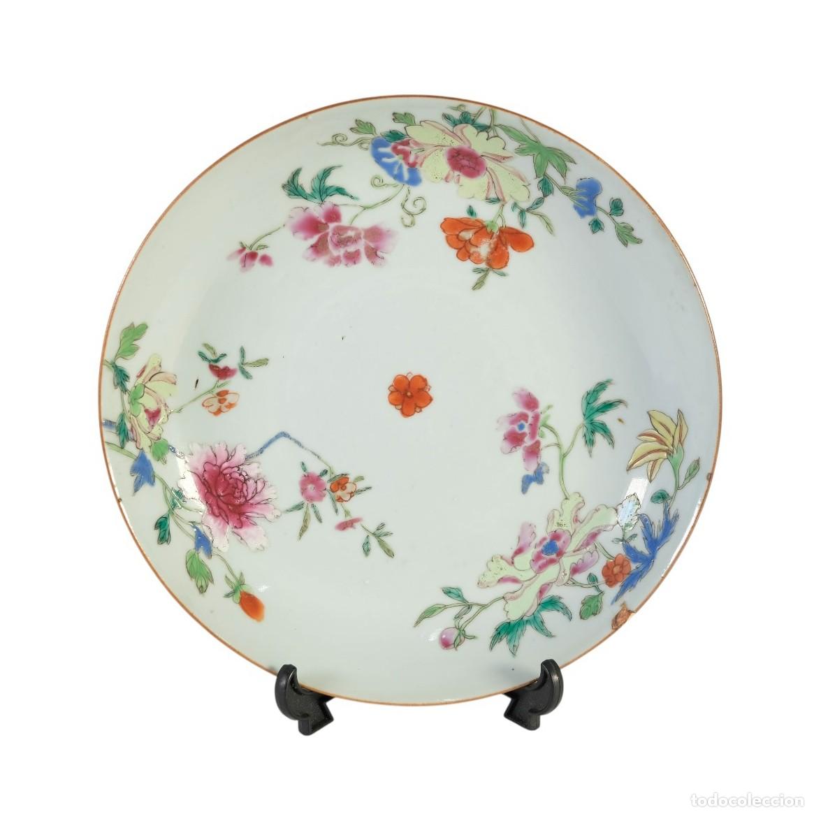Oggetti Antichi: Plato en porcelana y Compa&ntilde;&iacute;a de Indias Pintado a mano Motivo floral siglo XVIII