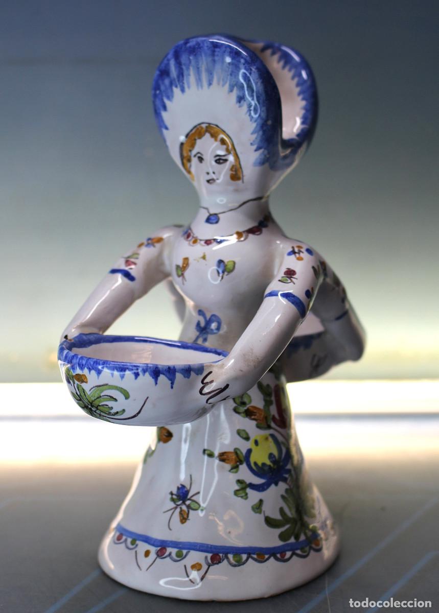 Antig&uuml;edades: Especiero, doble salero cer&aacute;mica &ldquo;bonne femme&rdquo;, posiblemente de Desvres, Francia.