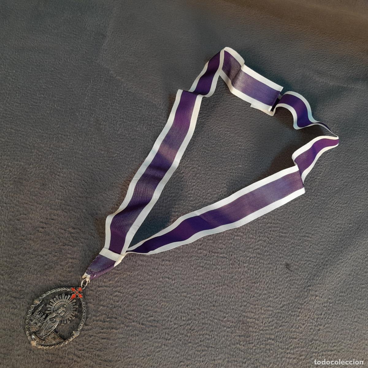 Antiquit&auml;ten: M-2276. MEDALLA DEVOCIONAL CON CINTA DE COFRAD&Iacute;A, VIRGEN DEL PILAR Y CRUZ DE SANTIAGO. SIGLO XX.