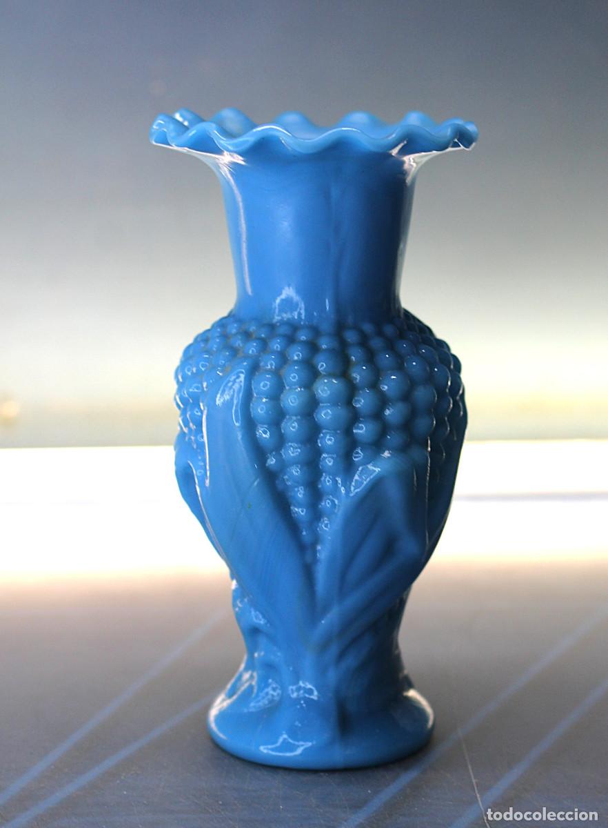 Antig&uuml;edades: Peque&ntilde;o jarr&oacute;n de opalina azul turquesa con relieve de ma&iacute;z, mediados s.XX.