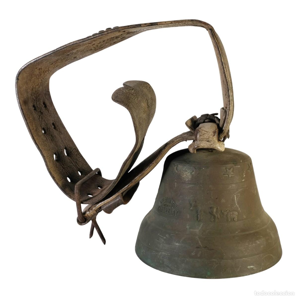 Antig&uuml;edades: Campana de bronce para ganado. Cintur&oacute;n en cuero. Fondeur Chavornay