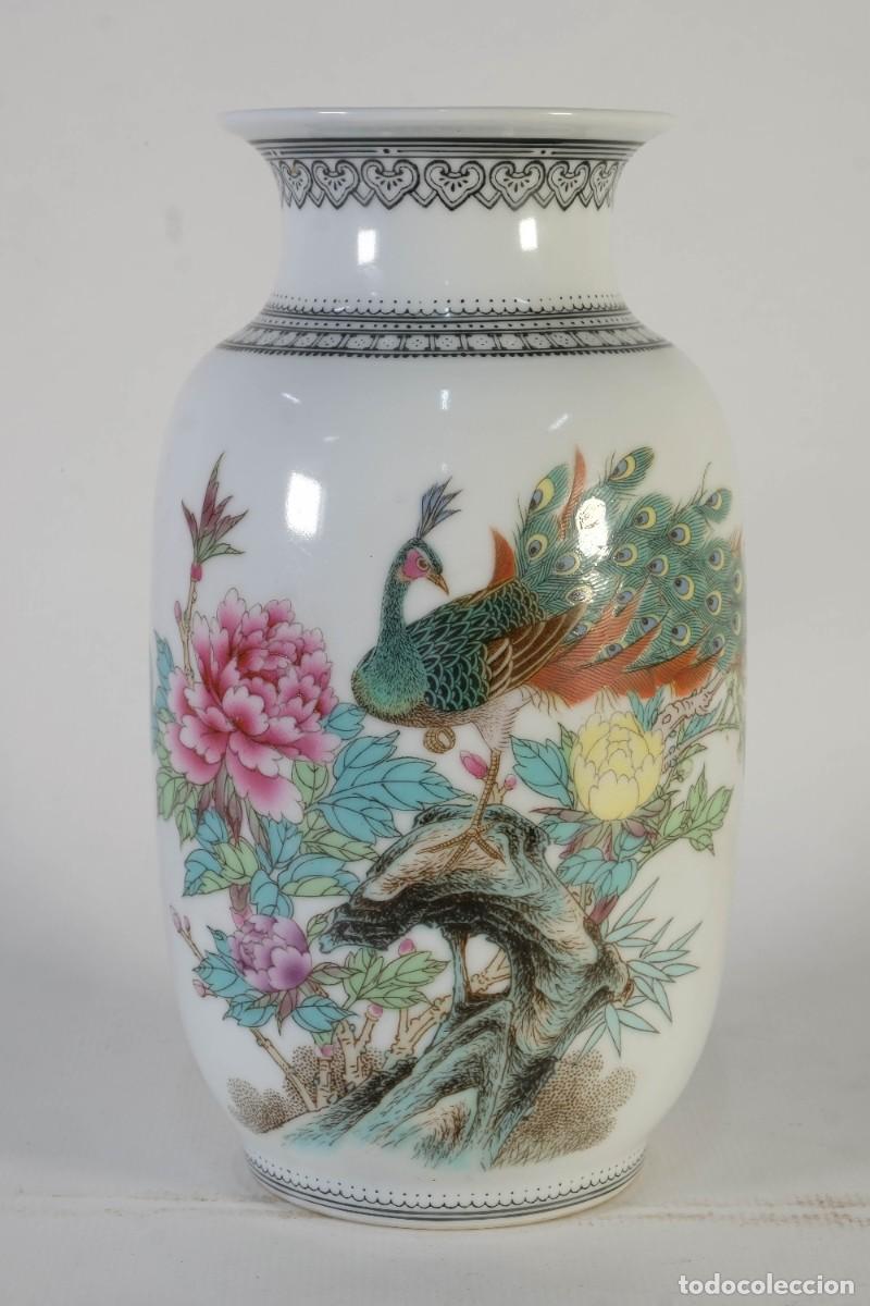Antig&uuml;edades: Jarr&oacute;n en porcelana iluminada China. Motivos florales y pavo real.