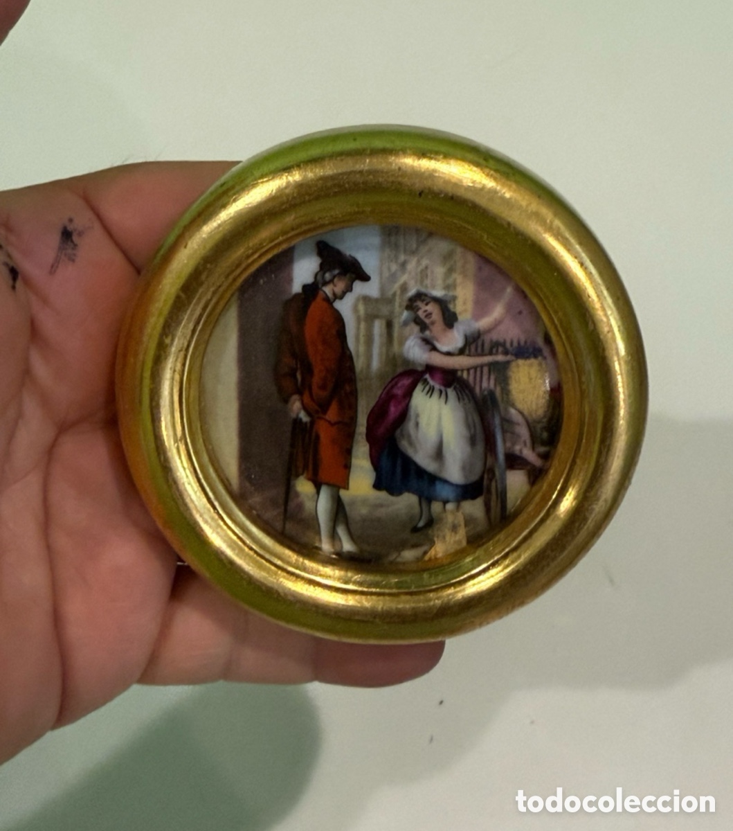 Antiquit&eacute;s: Miniatura antigua sobre porcelana pintada a mano con marco circular dorado