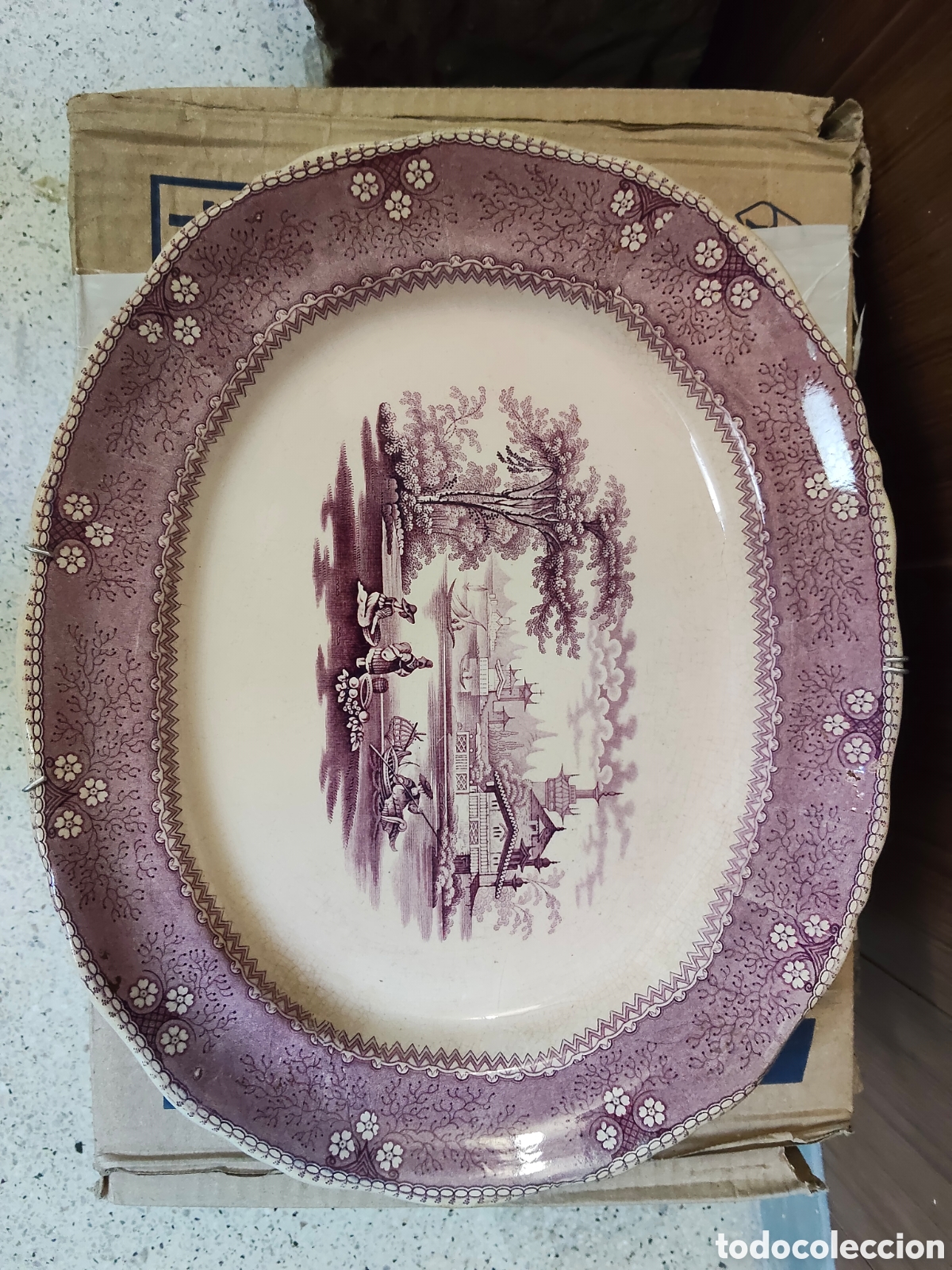 Antiquit&eacute;s: Fuente ovalada de loza inglesa presenta el patr&oacute;n &rdquo;Jenny Lind&rdquo; en un tono morado mora.