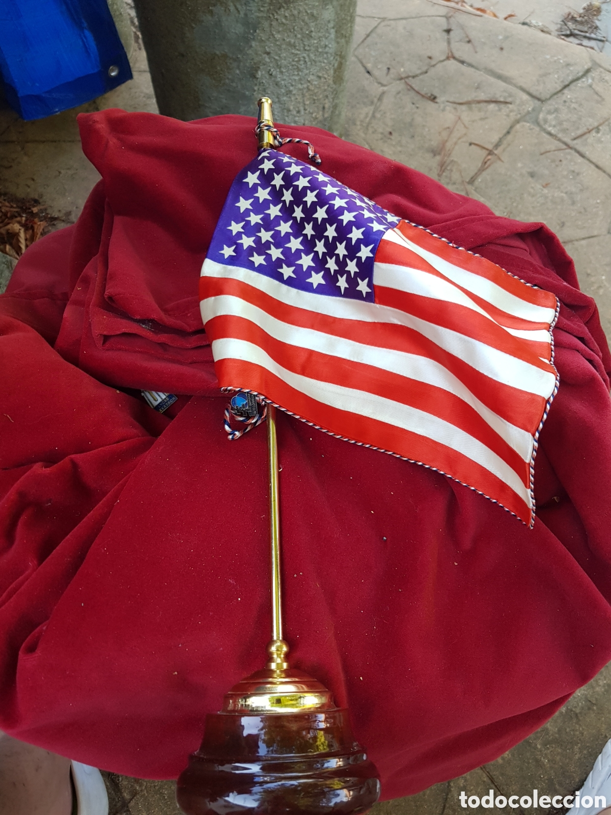 Antig&uuml;edades: ANTIGUA BANDERA DE SOBREMESA DE LOS EEUU CON SU MASTIL