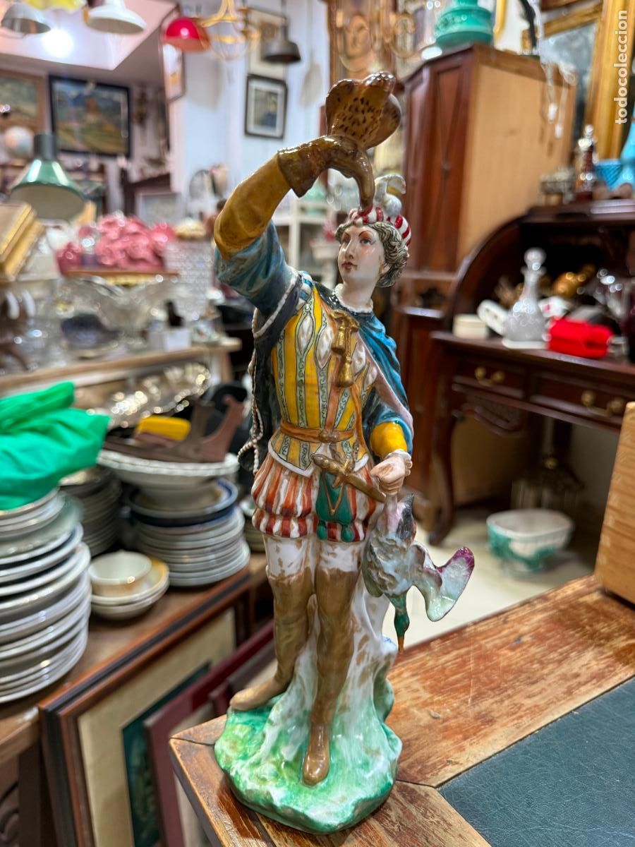 Antig&uuml;edades: ANTIGUA PRECIOSA ESCULTURA CABALLERO DE PORCELANA - MEDIDA 32 CM