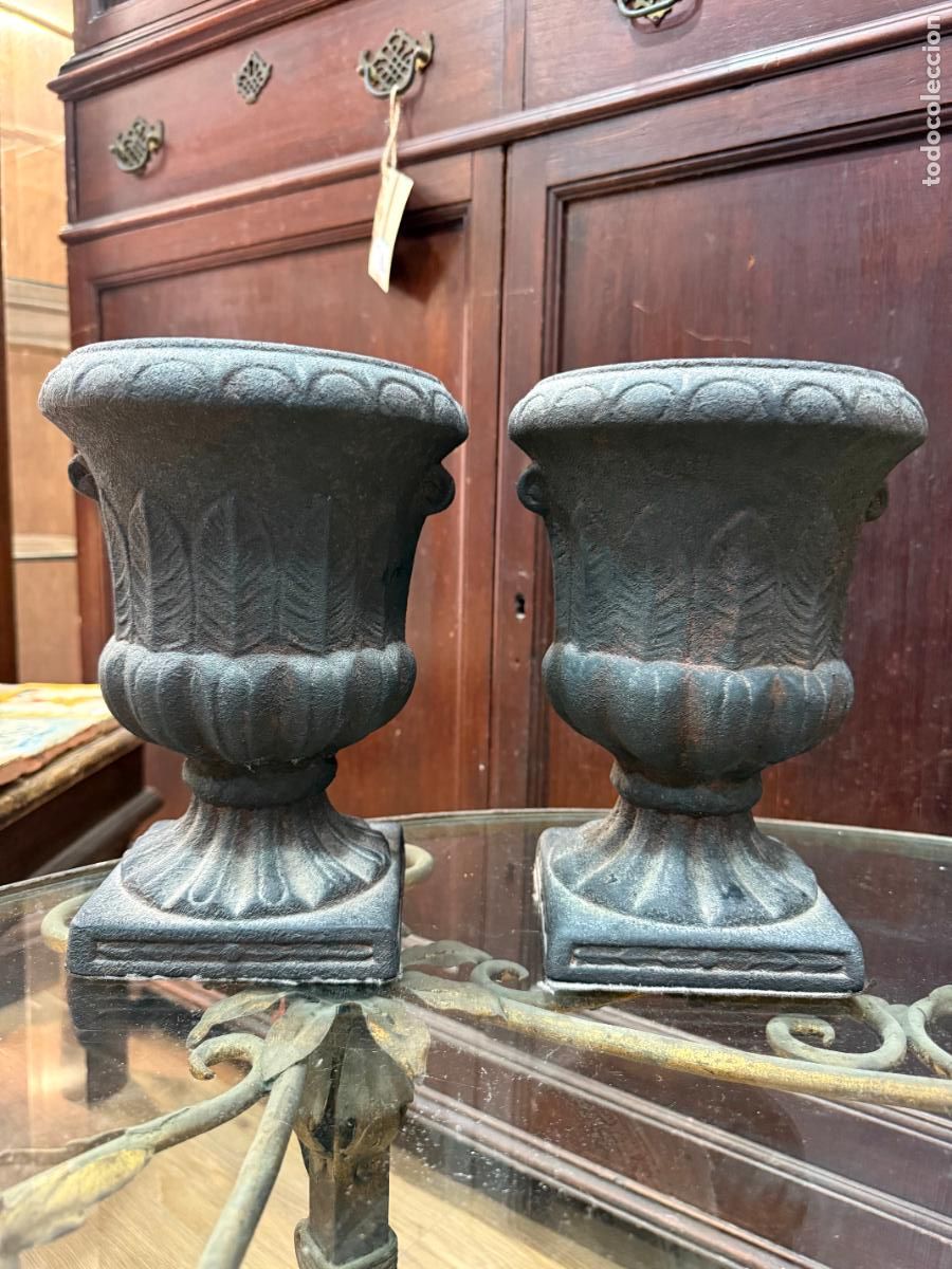 Antig&uuml;edades: PAREJA DE JARRONES MACETEROS DE TERRACOTA IMITANDO METAL - MEDIDA 23 CM