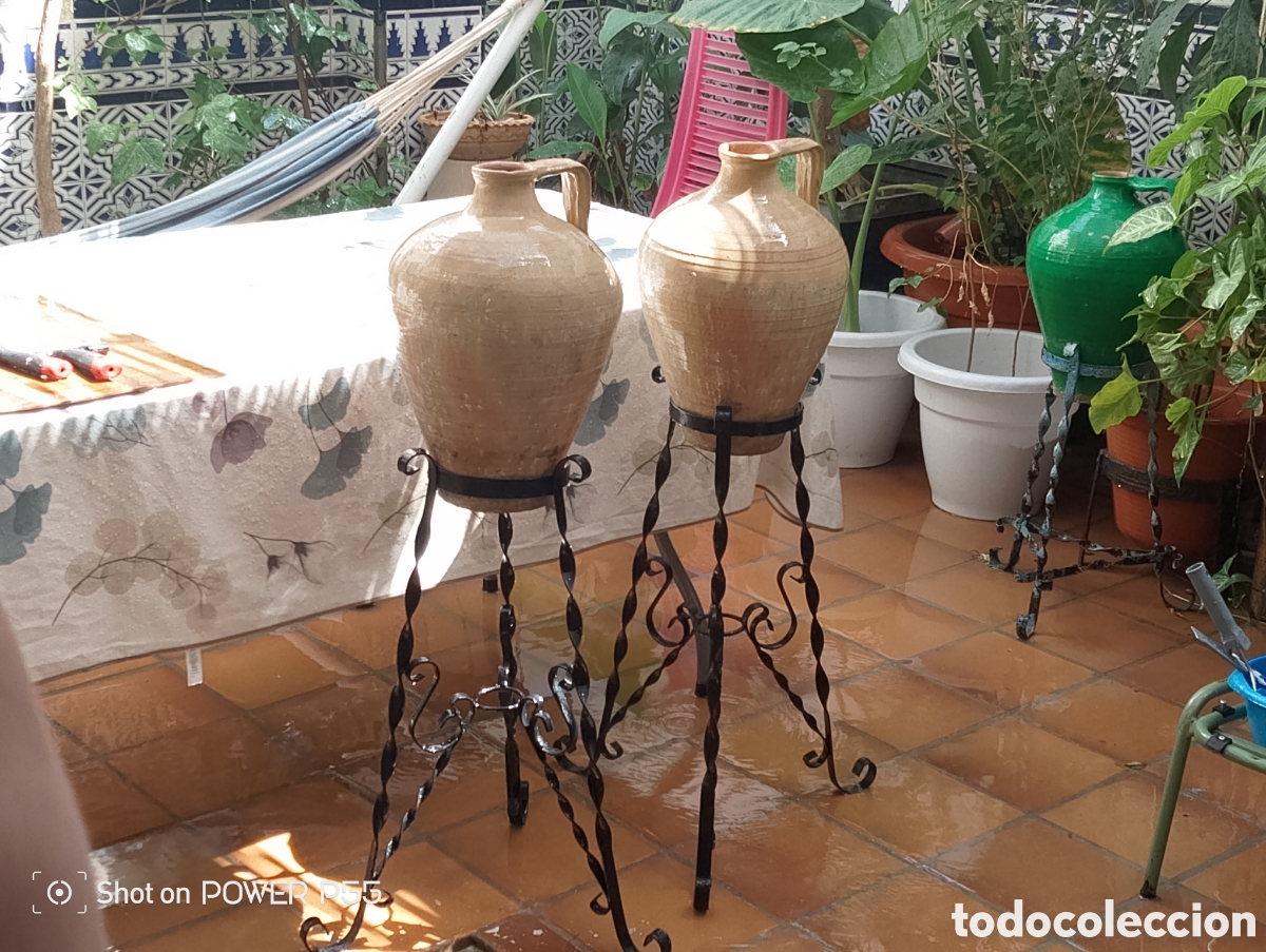 Antiguidades: Cantaros alfarer&iacute;a y pedestal de forja