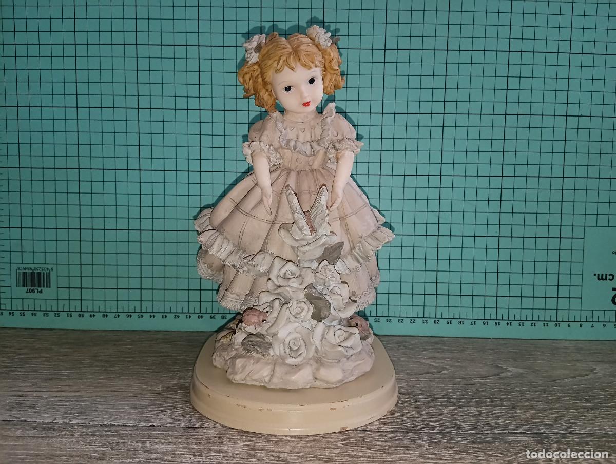 Antiques: Bonita figura de Manises Valencia Ni&ntilde;a con vestido victoriano rosas y mariposa