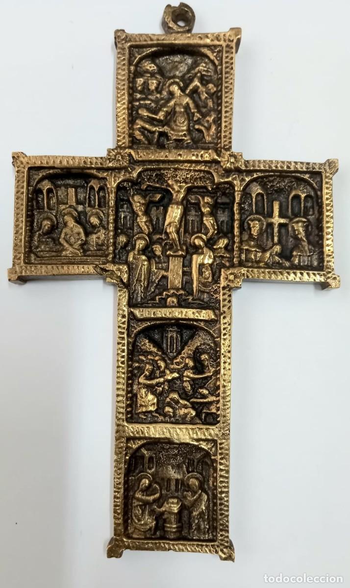 Antiguidades: GRAN CRUZ ROMANICA de BRONCE y DISTINTOS RELIEVES DE LA PASION DE CRISTO 15,5 X 9 cm. Peso 225 grs..