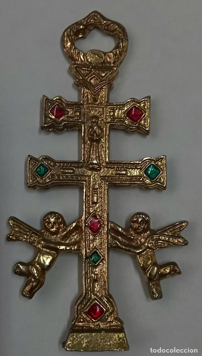 Antig&uuml;edades: PEQUE&Ntilde;A CRUZ de CARAVACA y 2 DISTINTOS TRAVESA&Ntilde;OS Y PAR DE ANGELES 9 X 4,5 cm. Peso 75 grs..