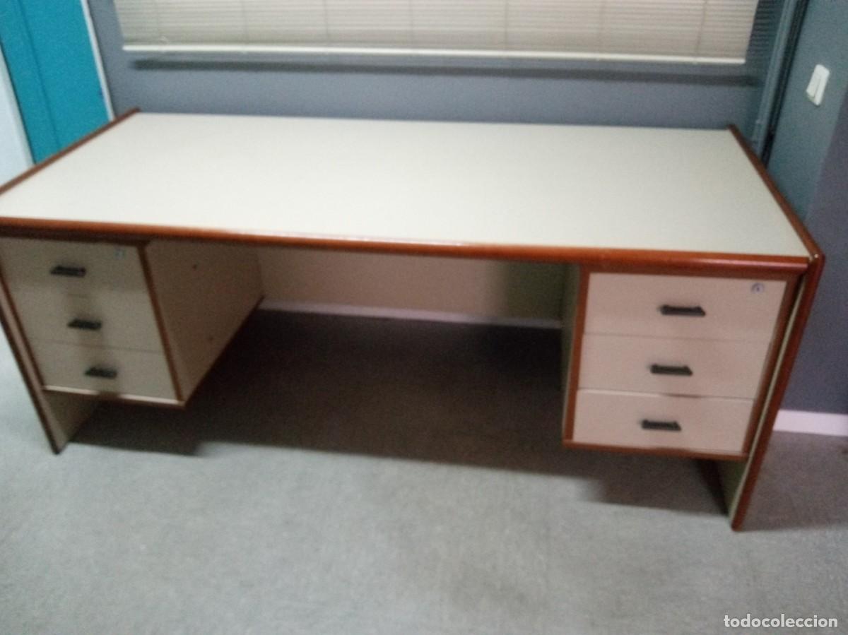 Antig&uuml;edades: Mesa de oficina con un dise&ntilde;o funcional y elegante.