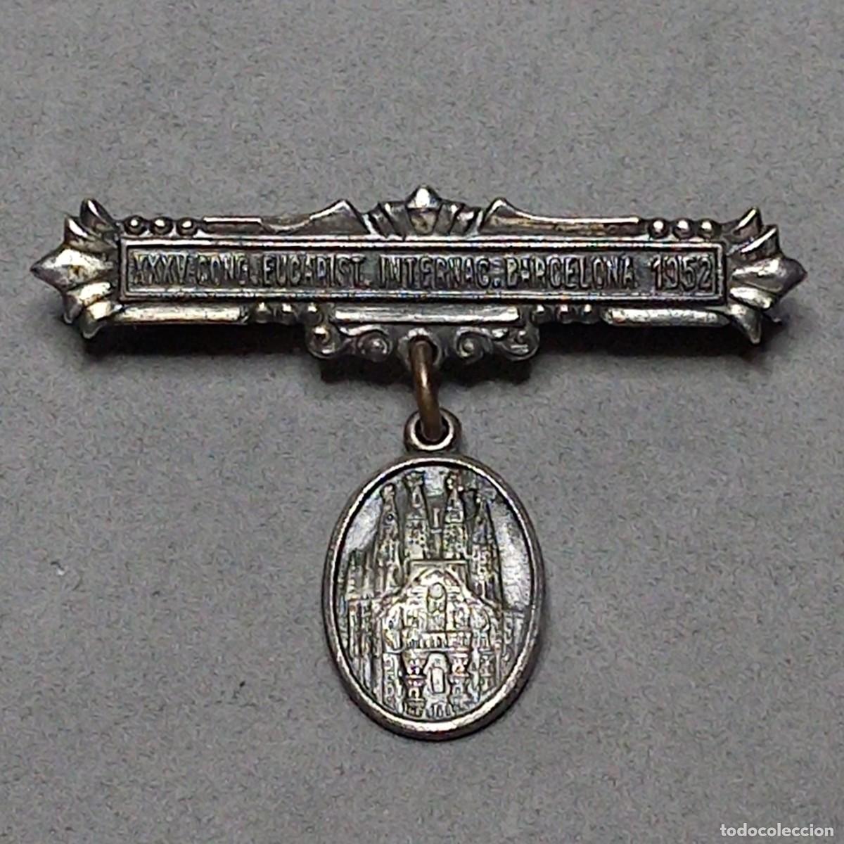 Antig&uuml;edades: Antigua medalla XXXV Cong. Eucar&iacute;stico Int. Barcelona 1952. Sagrada Fam&iacute;lia y Virgen de Montserrat