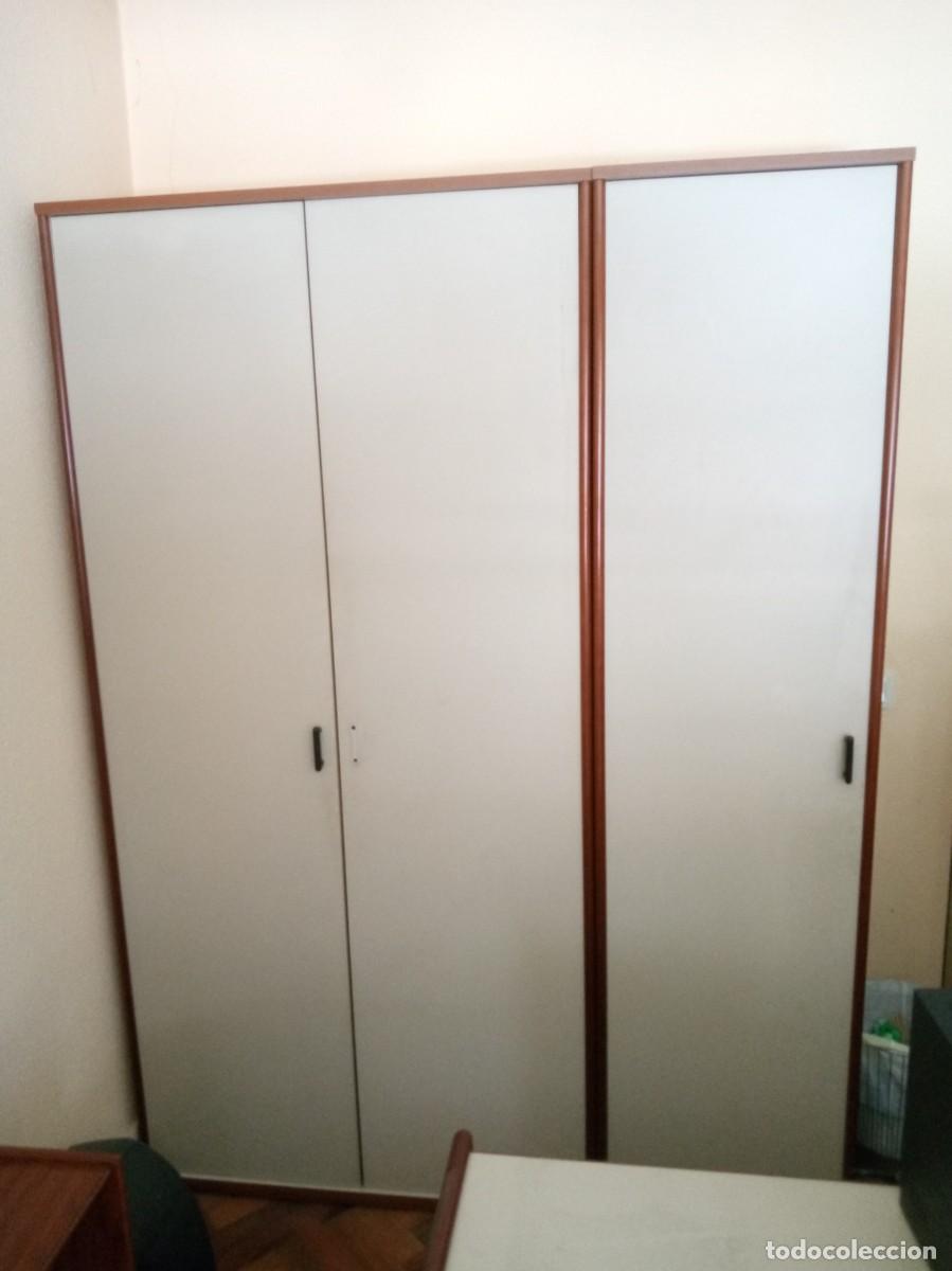 Antig&uuml;edades: Mesa de oficina con un dise&ntilde;o funcional y elegante.