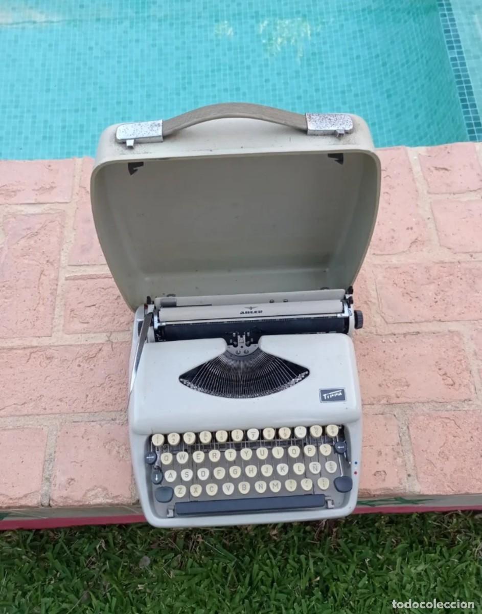 Antig&uuml;edades: Maquina de escribir, con malet&iacute;n.
