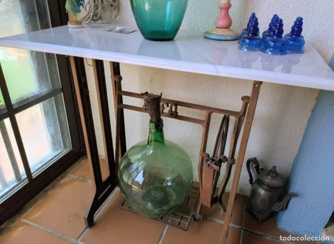 Antig&uuml;edades: Mesa de maquina de cocer con tapa de m&aacute;rmol.