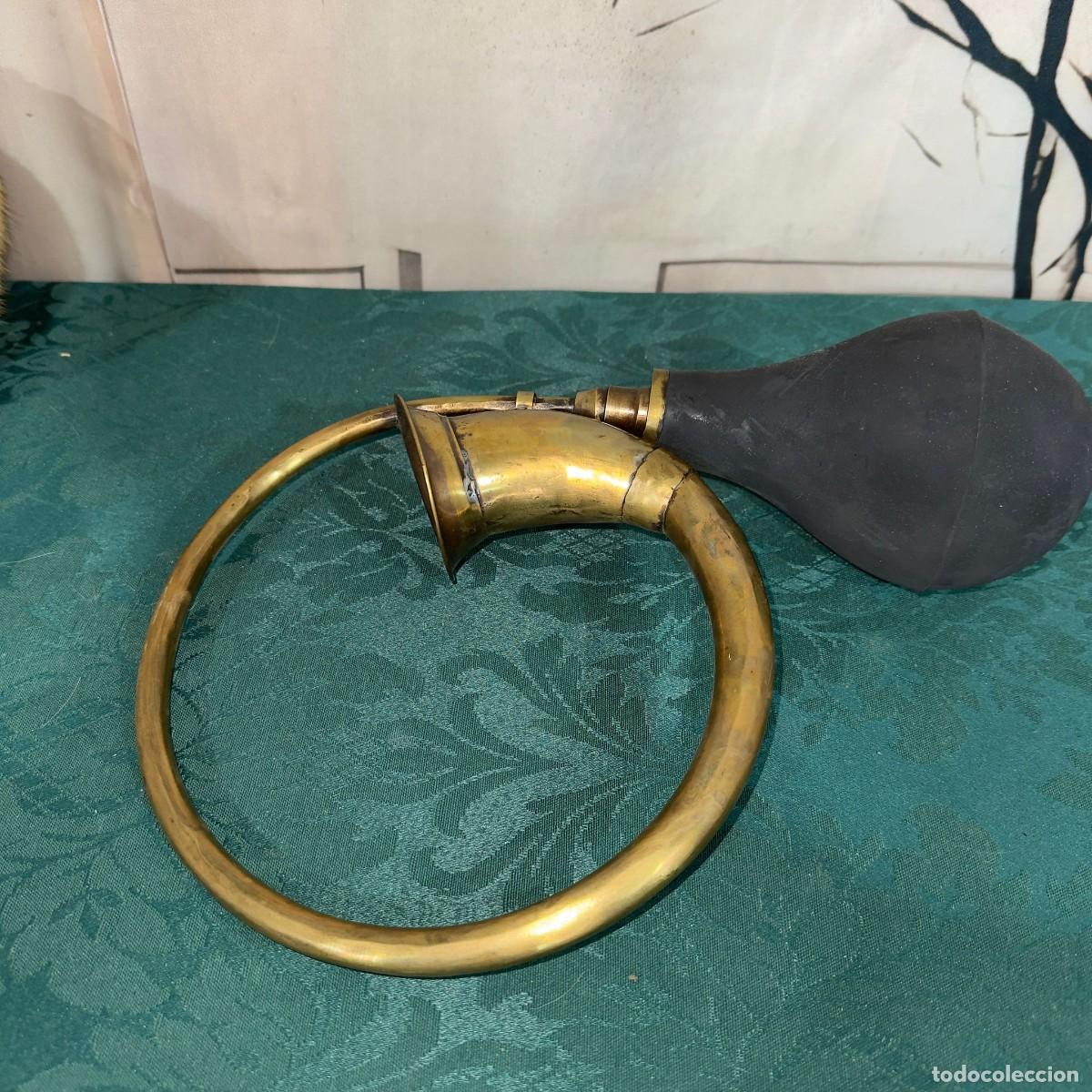 Antig&uuml;edades: Bocina o claxon de coche antiguo (circa 1900&ndash;1920) fabricada en lat&oacute;n