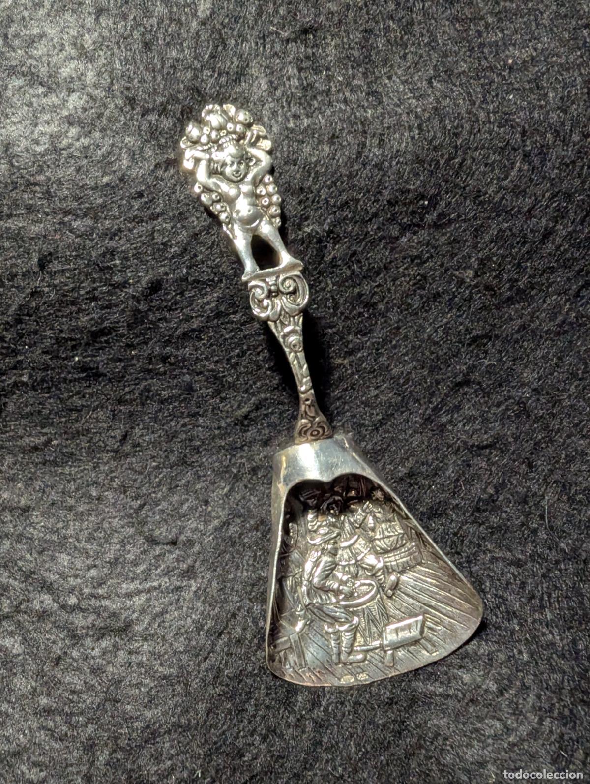 Antig&uuml;edades: CUCHARA O PALA DE PLATA PARA AZUCAR DE TIPO VENECIANO/HOLANDES CON ESCENA COSTUMBRISTA DE TABERNA.