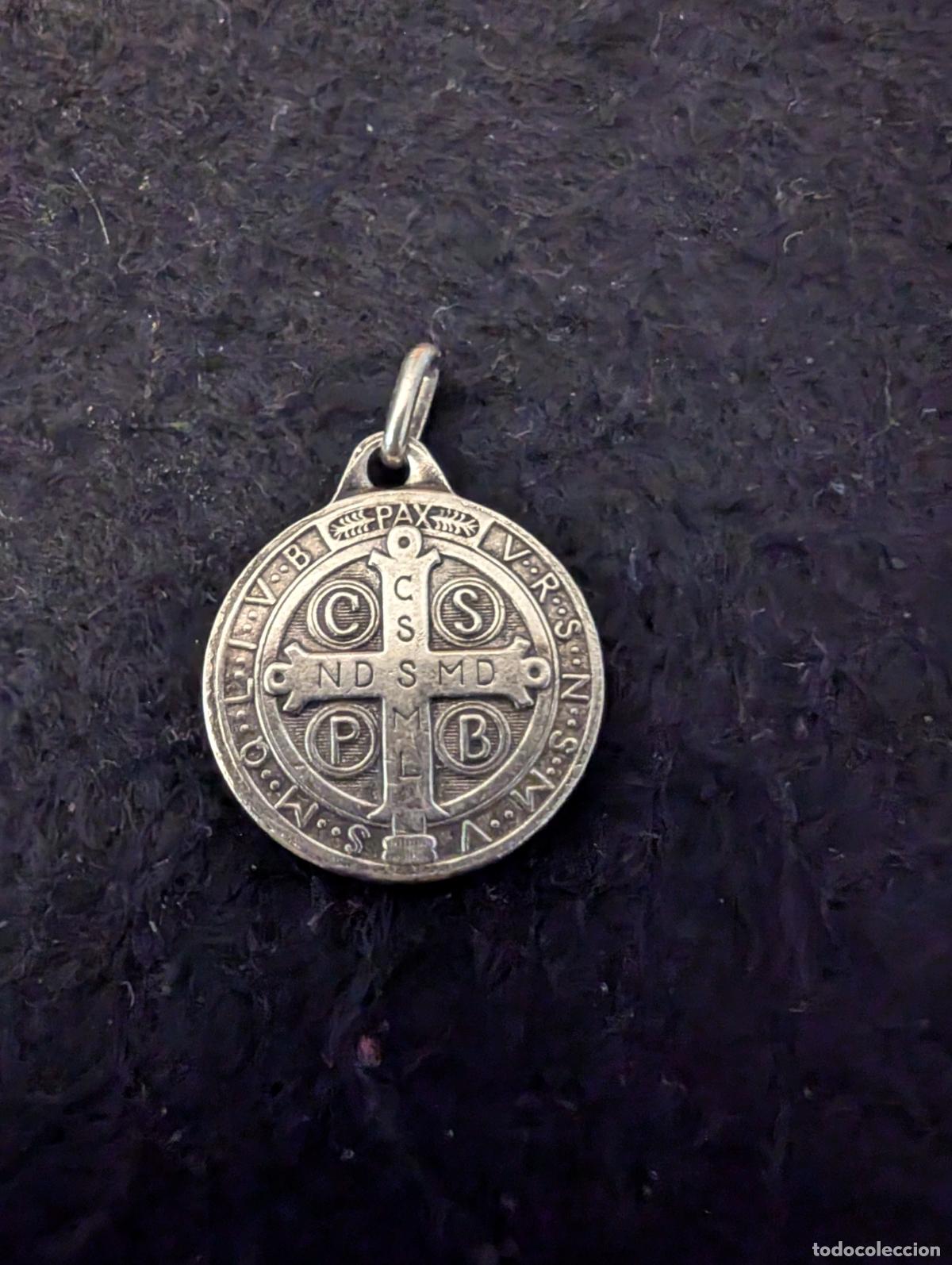 Antig&uuml;edades: MEDALLA CON LA CRUZ DE SAN BENITO Y SAN BENITO EN LA TRASERA. PESO 4,08 gr. DIAMETRO: 1,82 cm