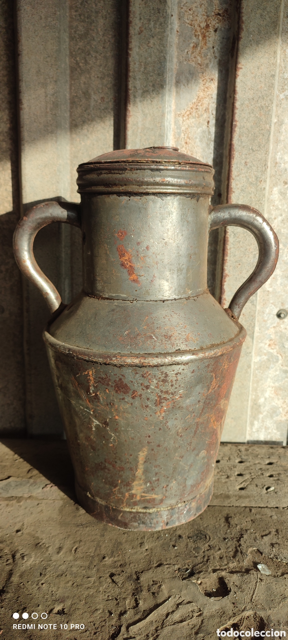 Antig&uuml;edades: Antigua cantar&aacute; aceitera de hojalata.