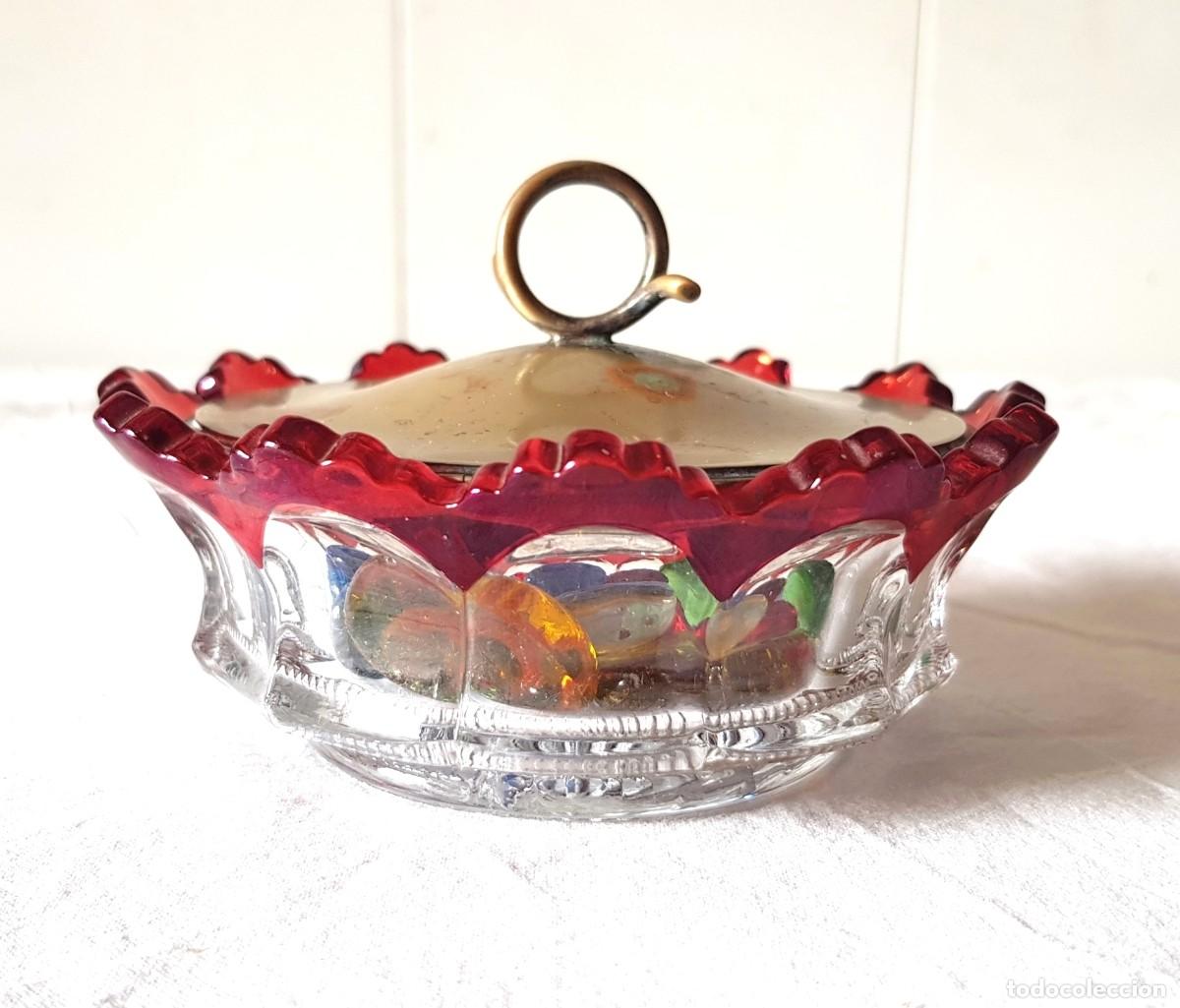 Antiguidades: Bol de cristal antiguo del siglo XX con tapa de plata y adornos de cristal