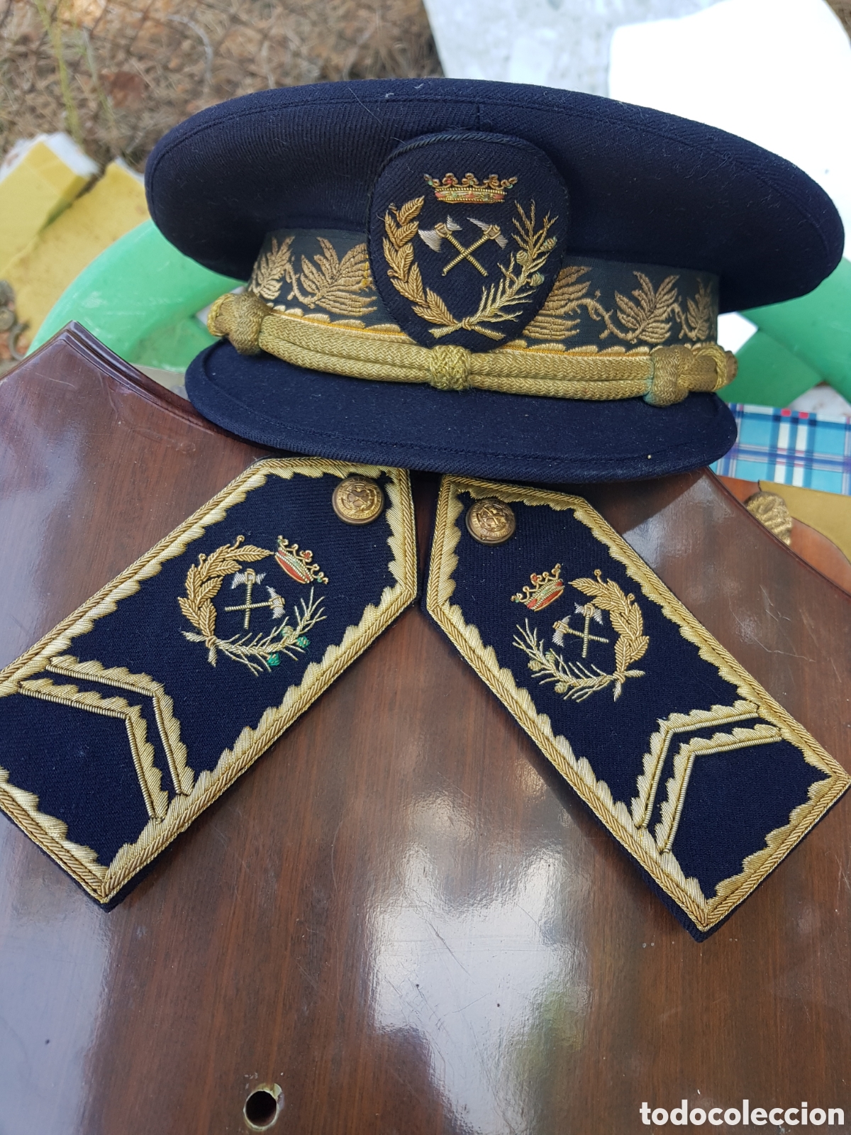 Antig&uuml;edades: ANTIGUO JUEGO DE HOMBRERAS Y GORRA DE INGENIEROS BORDADO &Eacute;POCA DE FRANCO