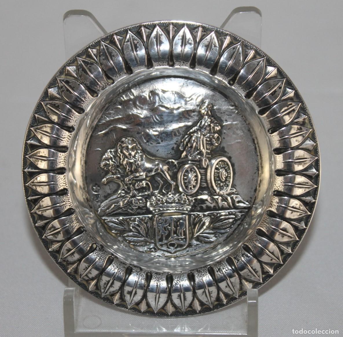 Antig&uuml;edades: Peque&ntilde;a bandeja de plata de ley con la Cibeles y escudo de Madrid.