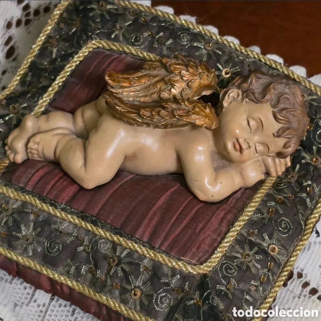 Antig&uuml;edades: &Aacute;ngel durmiendo sobre coj&iacute;n. Antiguo