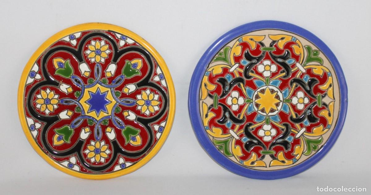 Antig&uuml;edades: Pareja de platos de cer&aacute;mica de cuerda seca Quismondo Toledo. Decoraci&oacute;n floral