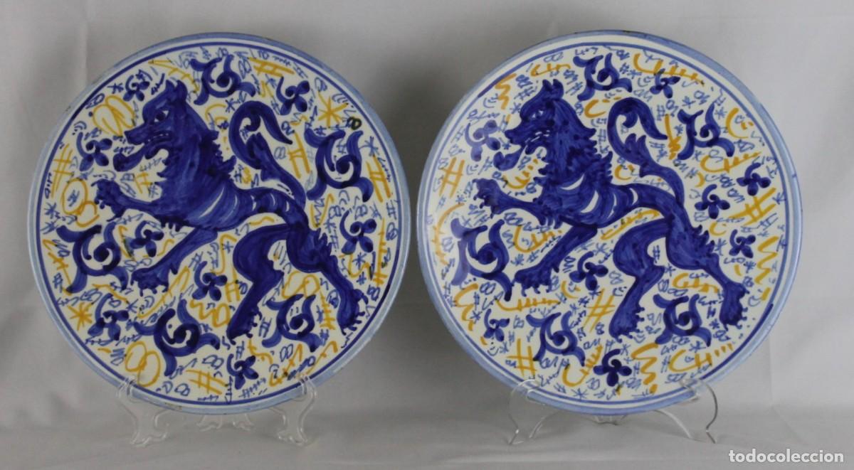 Antig&uuml;edades: Pareja de platos decorativos de cer&aacute;mica. Le&oacute;n rampante. Pintados a mano. Siglo XX