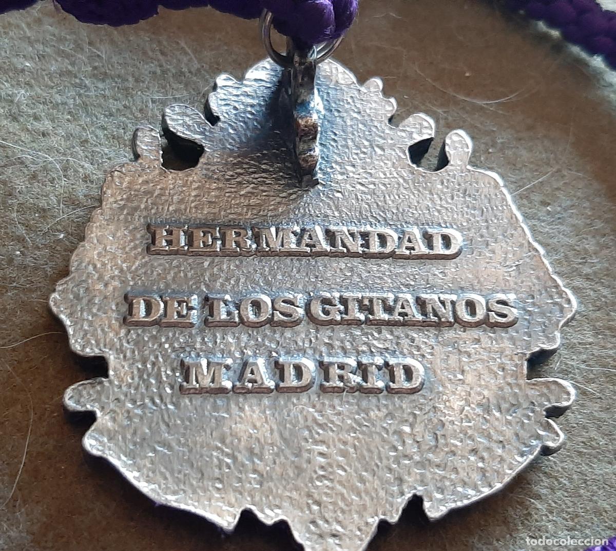 Antig&uuml;edades: MEDALLA CON CORDON DE LA HERMANDAD DE LOS GITANOS DE MADRID - Foto 2
