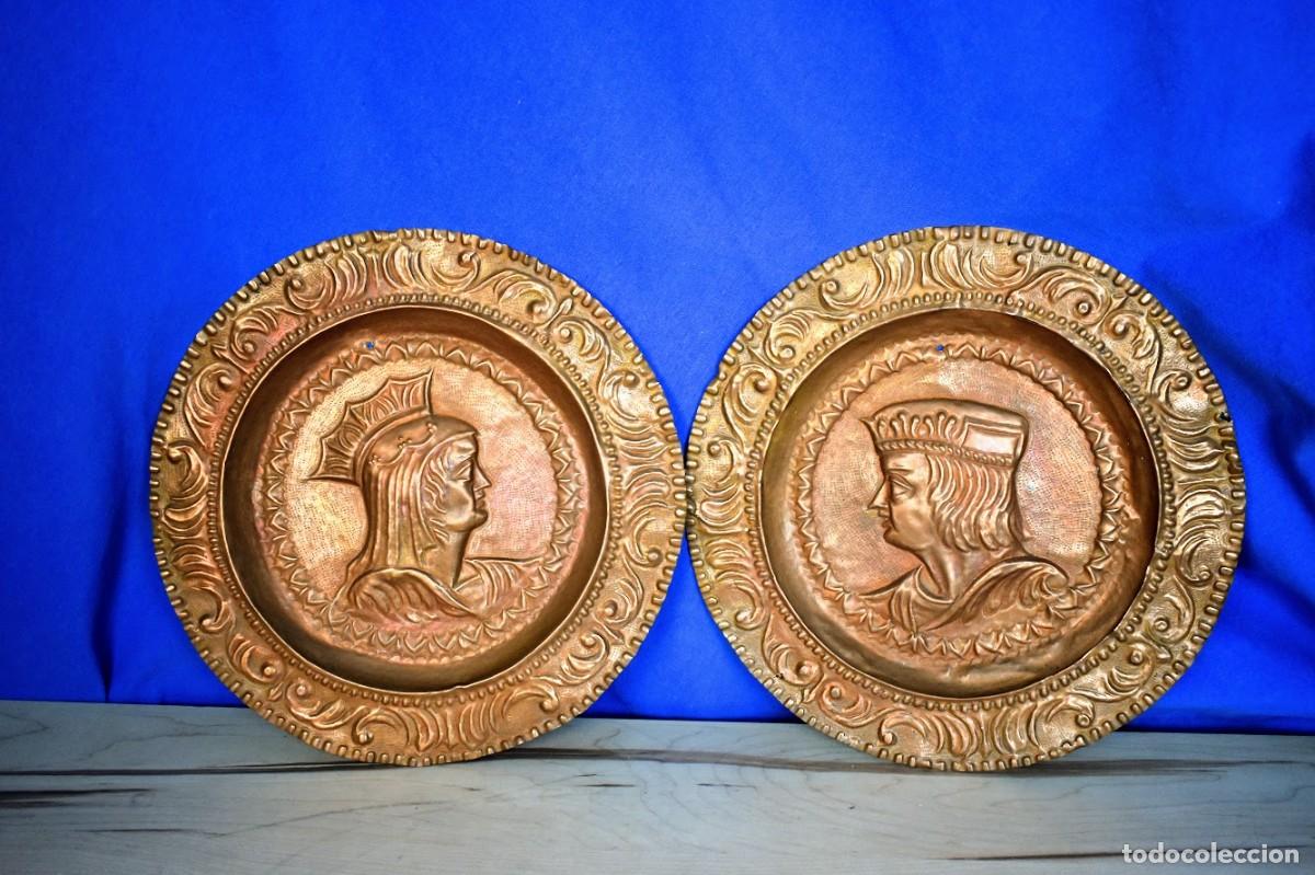 Antig&uuml;edades: Antigua pareja de platos en cobre de los Reyes Cat&oacute;licos