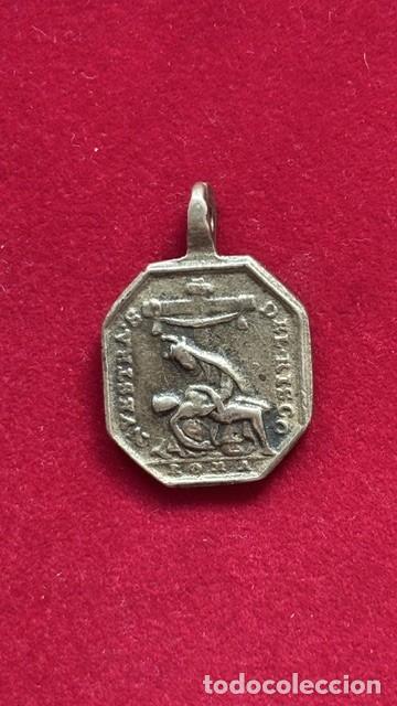 Antig&uuml;edades: Medalla de nuestra se&ntilde;ora del Risco, siglo XVIII, 3x2,2 cm y 7,1 grs